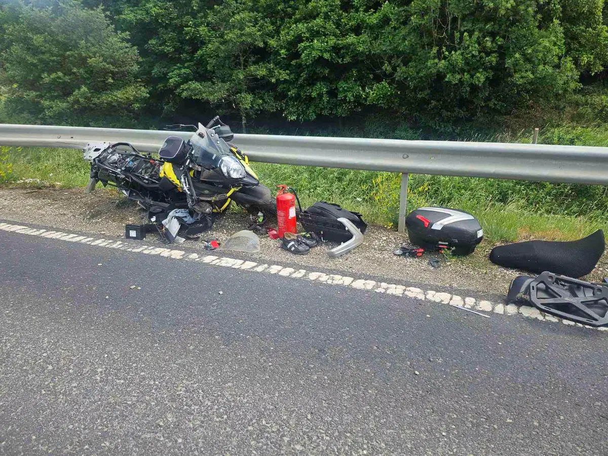 Sérült motorkerékpár motormentés előtt az út mellett